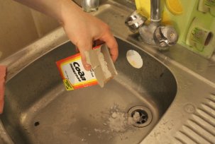 Hoe de rioolsoda en azijn schoon te maken