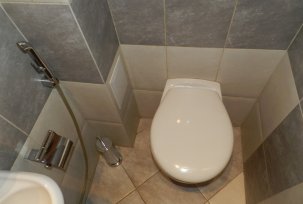 Hoe een rioolbuis in een toilet te verbergen