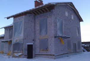 Cómo preparar una casa sin terminar para el comienzo del clima frío y el invierno